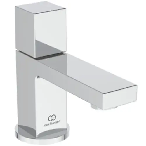 Chromfarbener Wasserhahn mit quadratischem Griff und rechteckigem Auslauf, ausgestattet mit dem Logo von Ideal Standard.
